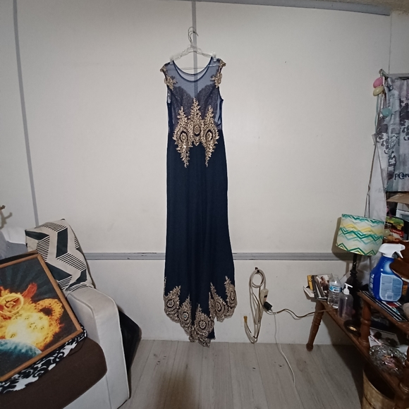 Evening Gown/Prom Dress - Picture 2 of 8